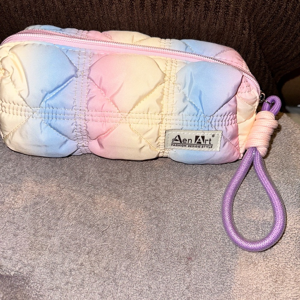 AenArt Quilted Pastel Wristlet